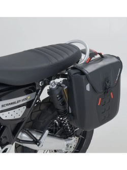 Sakwa wodoodporna SysBag WP M/M SW-MOTECH + stelaż SLC na lewą stronę Triumph Scrambler 1200 X (24-)/ XC (18-23)/ XE (18-) [pojemność: 17-23 l]