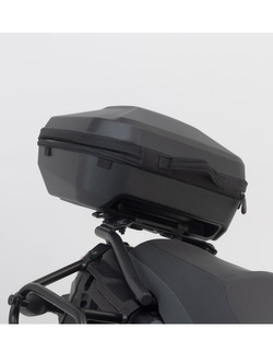 Zestaw: kufer centralny plastikowy Urban ABS + stelaż Street-Rack SW-MOTECH KTM 125 Duke / 250 Duke (23-) / 390 Duke (23-) (pojemność 16-29 L)