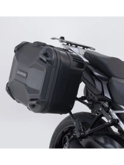 Zestaw: kufry boczne DUSC L + kufer centralny DUSC XL + stelaże PRO + stelaż Adventure-Rack SW-Motech Suzuki GSX-S 1000 GX (23-) [poj.: 1 x 55l + 2 x 41l]