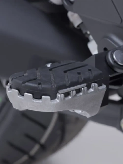 Podnóżki motocyklowe ION SW-Motech Kawasaki Versys 1100/ SE (25-) srebrne