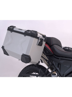 Zestaw: kufry boczne + stelaże PRO TRAX ADV 45/37 L do motocyklia Voge 650DS R810C / 650 DSX (21-) srebrne [pojemność 45 + 37 L]
