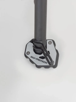 Poszerzenie stopki bocznej SW-Motech Triumph Trident 660 (24-) czarno-srebrne
