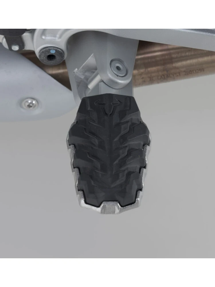 Podnóżki motocyklowe EVO SW-Motech Aprilia Tuareg 660 Rally (24-) srebrne