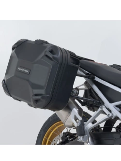 Zestaw: kufry boczne DUSC L + kufer centralny DUSC M + stelaże PRO + stelaż Adventure-Rack SW-Motech Suzuki V-Strom 1050/ XT (19-) [poj.: 1 x 33l + 2 x 41l]