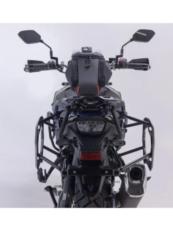 Zestaw: kufry boczne DUSC L + kufer centralny DUSC M + stelaże PRO + stelaż Adventure-Rack SW-Motech Suzuki V-Strom 800/ DE (22-) [poj.: 1 x 33l + 2 x 41l]