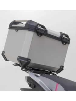 Zestaw: kufer centralny srebrny TRAX ADV + stelaż Adventure-rack SW-Motech CF Moto 450MT (23-)/ 800 MT-X (24-) [poj.: 38 L]