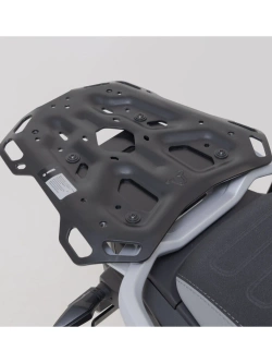 Zestaw: kufer centralny czarny TRAX ADV + stelaż Adventure-rack SW-Motech CF Moto 450MT (23-)/ 800 MT-X (24-) [poj.: 38 L]