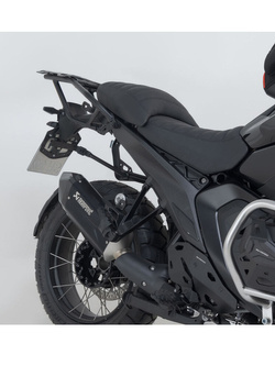 Zestaw: kufry boczne + stelaże PRO TRAX ADV SW-MOTECH 45/45 + układ wydechowy Akrapovic Slip On BMW R 1300 GS (23-) srebrne (pojemność 2 x 45 L)