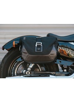 Zestaw: sakwy boczne LEGEND GEAR LC2 + stelaże Harley-Davidson Sportster Iron / Roadster/ Superlow 883 [04-20] [pojemność: 13,5 + 9,8 L]